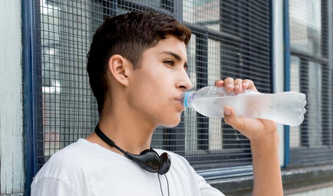 adolescente-bebe-agua